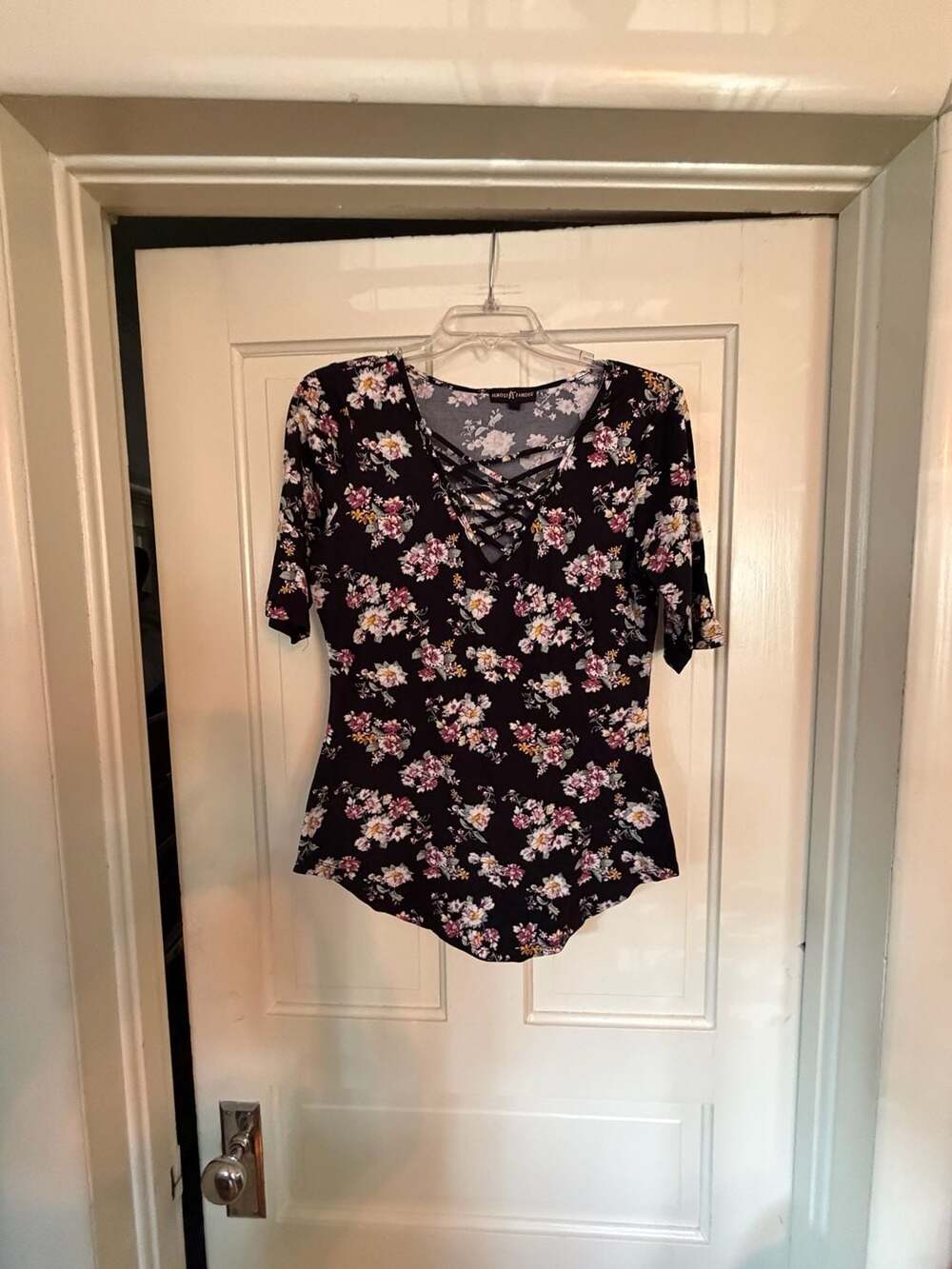 Almost Famous Women's Floral Print Cross Front Crisscross V-Neck Tunic Top Size